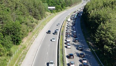 Катастрофа образува километрична "тапа" на АМ "Хемус" към София
