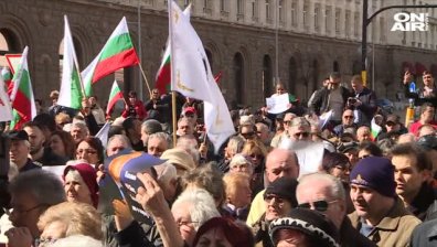 Граждани на протест пред КЕВР срещу сделката за ЧЕЗ
