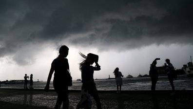 Четирима изчезнали и стотици евакуирани след наводнения в Оман