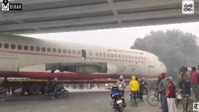 Пътнически самолет заседна под мост в Индия (+ВИДЕО)