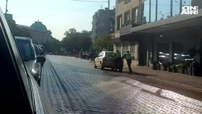 Столични полицаи в помощ на закъсал шофьор в центъра