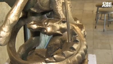 Известен скулптор дари статуя на Св. Георги на общината в Русе