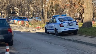 Сигнали от София: Пропаднали участъци на пътя, полицейски коли на тротоара