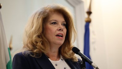 Илияна Йотова остава оптимист за редовно правителство с кратък живот