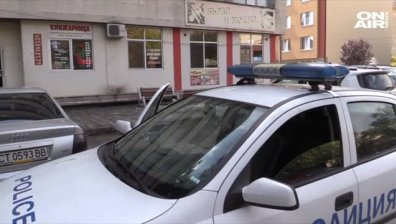 Падна част от фасадата на казанлъшката поликлиника и рани човек