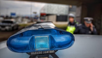 Задържаха мигранти в луксозен джип след гонка в София, издирват шофьора