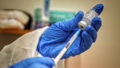 Великобритания съветва преболедувалите тийнейджъри да изчакат с ваксинацията