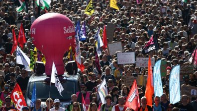 Стотици хиляди стачкуващи французи заливат улиците на страната (СНИМКИ)