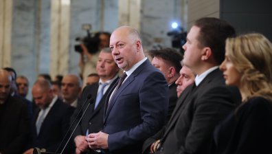 Желязков депозира оставката на правителството в Народното събрание