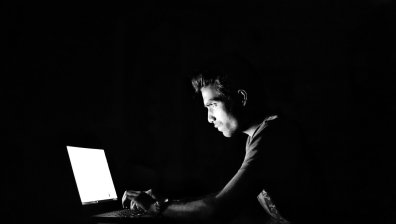 Двама, изнудвали с голи снимки богати жени, отиват на съд