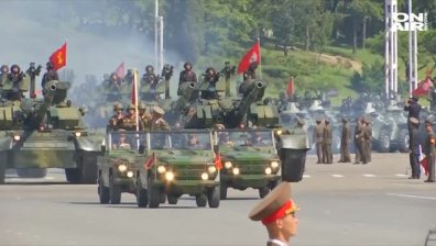 Пищен военен парад в Пхенян, но без ядрена пропаганда