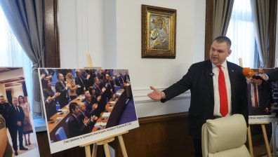 Пеевски покани журналисти в кабинета си за "Музей на сглобката" (СНИМКИ)