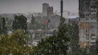 Първи сняг и тежък трафик в София (СНИМКИ)