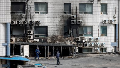 29 души загинаха при пожар в болница в Пекин, пациенти скачат от прозорците