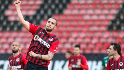 "Локо" (София) се изкачи на осмото място след 2:0 срещу "Пирин" (Благоевград)