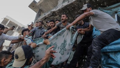 Жени и деца загиват в Газа, Израел атакува пунктовете за хуманитарна помощ