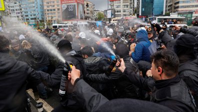 Сблъсъци между полиция и протестиращи на 1 май в Истанбул (СНИМКИ)