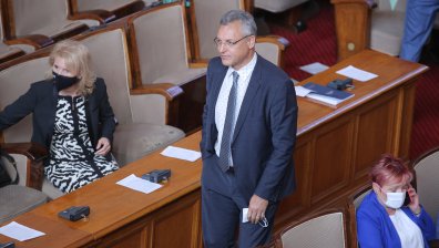 Депутати обвиниха медиите в терор, снимали ги без маски в НС