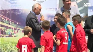 Стоичков представи новата си книга, разкриваща тайната на успеха