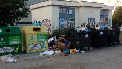 Проблеми от Варна: Препълнени кофи за смет, шахта без капак...