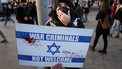 Хиляди в Тел Авив искат оставката на Нетаняху, близки на заложници опънаха палатки пред дома му