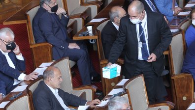 Депутати не искат да слагат маски, Караянчева сезира РЗИ (+СНИМКИ)