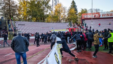 Масов бой на стадион "Българска армия", уцелиха Стойко Сакалиев със седалка (+ВИДЕО)