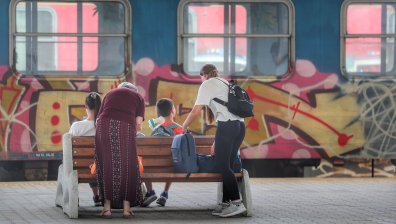 Горещи вагони и обещания за климатици: Лятното пътуване с влакове на БДЖ (ВИДЕО)