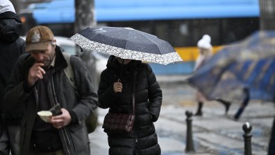 Времето днес: Студ и гръмотевици, на места и сняг