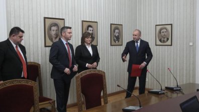 БСП към Радев: Спрете да се месите в работите на парламентарната група