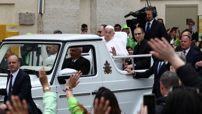Папа Франциск обиколи площад "Свети Петър" в открит папамобил за Великден