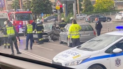 Автобус помете кола на кръстовище в София, възрастен мъж загина (+ВИДЕО)