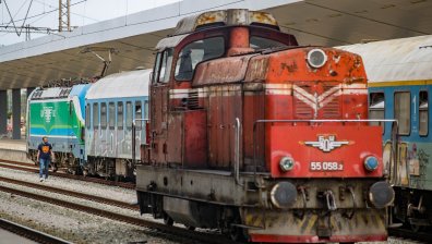 Влак в Пловдив аварира и се наложи пътниците да го бутат