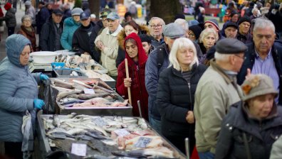 Опашки за риба на Женския пазар в София преди Никулден (СНИМКИ)