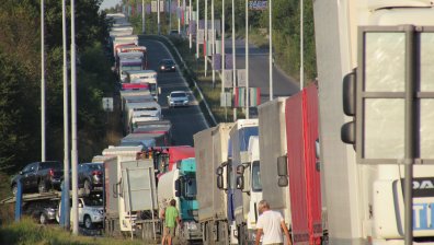 Турски шофьор на ТИР почина, докато чака да мине през "Дунав мост"