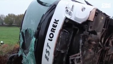 Автобус, превозващ 50 души към Хамбург, катастрофира тежко