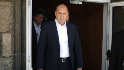Радев: Лъжат ни, че няма пряка заплаха за България от ударите срещу Иран
