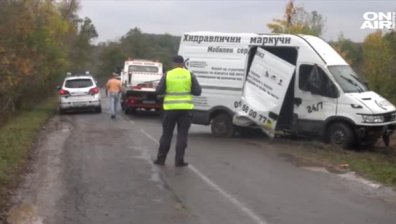 Дрогиран шофьор катастрофира с бус, пълен с мигранти
