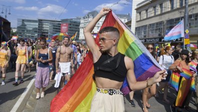 Гей парад в Будапеща: Хиляди унгарци се обявиха против анти-ЛГБТ закона на Орбан