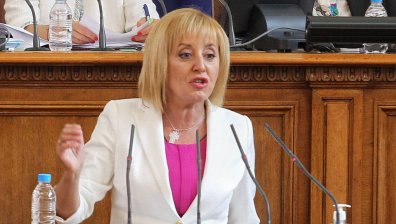 Манолова: Защо съществува държавата, ако не може да даде на 30&nbsp;хил.&nbsp;деца по 10 хил. лв.