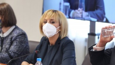 Манолова: Време е да се изправим, защото ни чака много работа