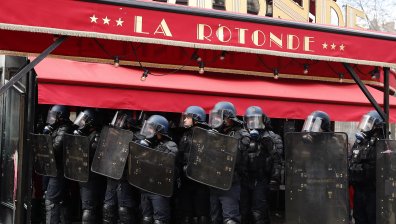 Протестиращи си отмъстиха на Макрон за пенсионната реформа, подпалиха любимия му ресторант