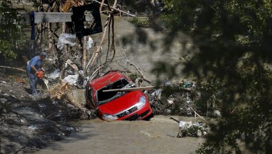Петима загинали след проливните дъждове с торнада в Румъния