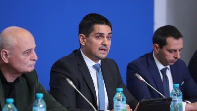 "ГЕРБ е бранд за нас като враг, но не реален". Василев: Страхотен бой изяде Петков