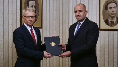 Радев връчи мандат на акад. Денков, той му го върна веднага неизпълнен