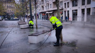 Столичната община чисти предколедно площад "Славейков"