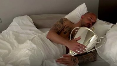 Ники Михайлов преспа със спечелената купа от "Левски"