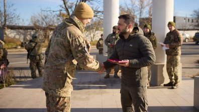 Зеленски награждава военни в Херсон, Песков се гневи - това е руска територия