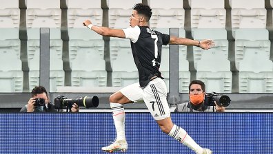 Роналдо изравни Ромарио по голове, цели се в рекорда на Пеле