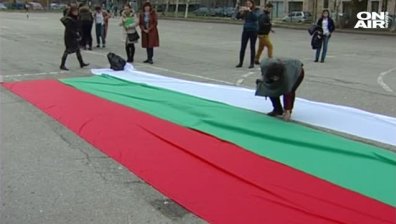 Ученици от Варна с рекорд за най-голямото българско знаме